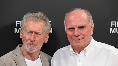 Paul Breitner (l) und Uli Hoeneß zeigen sich bei der Premiere der Serie "Gute Freunde - Der Aufstieg des FC Bayern" im Rahmen des Filmfest München.