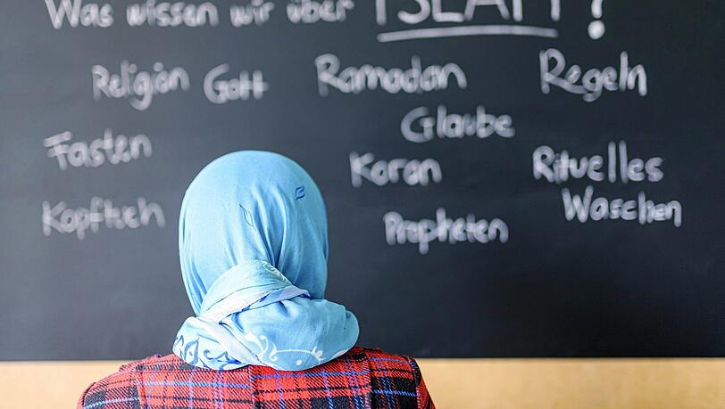 "Die religiöse Bildung wurde durch den Islam-Unterricht stärker von den muslimischen Verbänden losgelöst", sagt der Professor für Islamwissenschaft der Uni Bamberg, Patrick Franke.