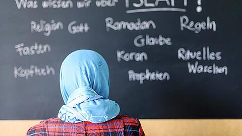 "Die religiöse Bildung wurde durch den Islam-Unterricht stärker von den muslimischen Verbänden losgelöst", sagt der Professor für Islamwissenschaft der Uni Bamberg, Patrick Franke.