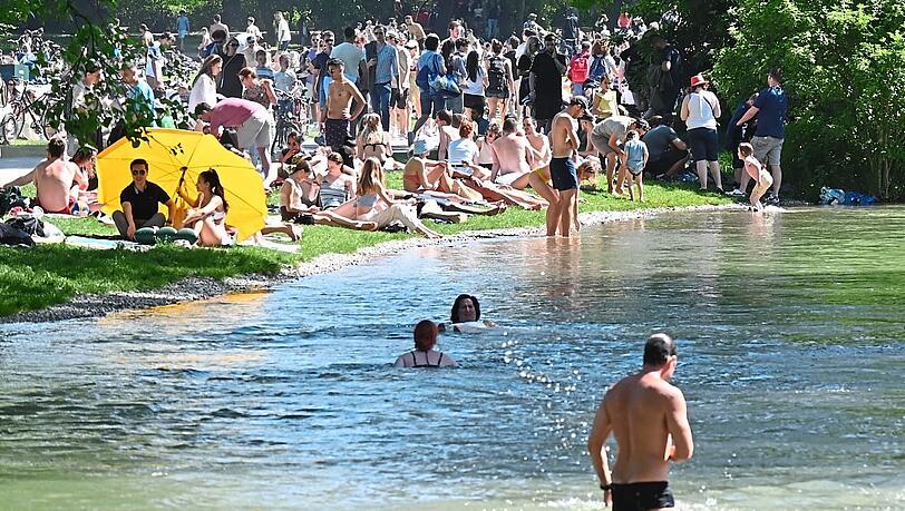 An manchen Sommertagen bekommt man am Eisbach kaum mehr einen Platz, so dicht liegen die Badehandtücher am Ufer. Dass das Gewässer lebensgefährlich sein kann, wissen leider die wenigsten.