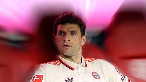 Eine Personalie, die beim FC Bayern von Uli Hoeneß und Max Eberl unterschiedlich betrachtet wird: Thomas Müller, der bei Trainer Vincent Kompany nur Joker ist und wohl keinen neuen Vertrag erhält.