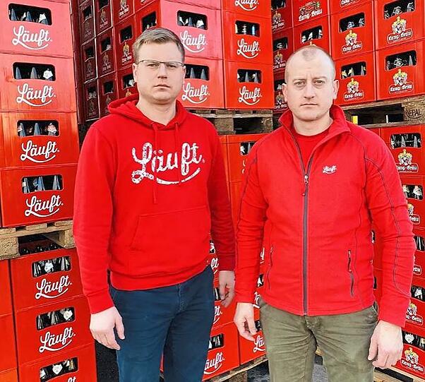 Im knallroten „Läuft“-Outfit: Rudolf Hopf (links) und sein Bruder Richard Hopf.