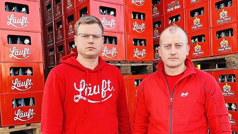 Im knallroten „Läuft“-Outfit: Rudolf Hopf (links) und sein Bruder Richard Hopf.