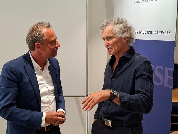 Felsstürze wie in der Schweiz seien erst der Beginn, sagt der Kletterer Stefan Glowacz (r.) im Gespräch mit Umweltminister Thorsten Glauber. Felsstürze wie in der Schweiz seien erst der Beginn, sagt der Kletterer Stefan Glowacz (r.) im Gespräch mit Umweltminister Thorsten Glauber.