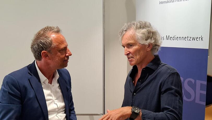 Felsstürze wie in der Schweiz seien erst der Beginn, sagt der Kletterer Stefan Glowacz (r.) im Gespräch mit Umweltminister Thorsten Glauber. Felsstürze wie in der Schweiz seien erst der Beginn, sagt der Kletterer Stefan Glowacz (r.) im Gespräch mit Umweltminister Thorsten Glauber.