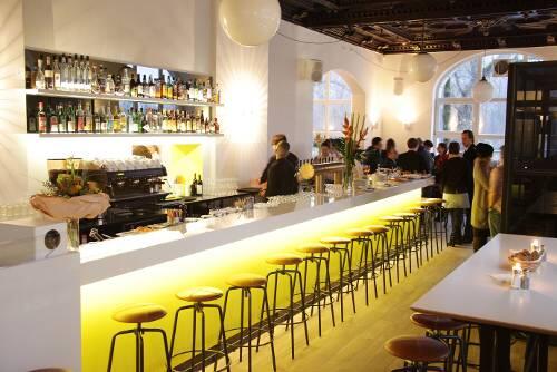 Mutig gelb und eisgekühlt: Die neue Bar im Zoozie&rsquo;z hat eine Kühlvorrichtung für Kuchen und Co.. Abends verwandelt sie sich in eine Lounge-artige Szene-Bar.