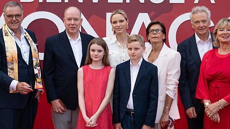 Albert kam mit seinen Kindern, seiner Ehefrau und Schwester St&eacute;phanie von Monaco.