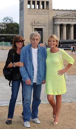 Regisseurin May Spils (links), die Schauspieler Werner Enke und Uschi Glas 2013 vor der Filmpremiere ihres Films &bdquo;Zur Sache Sch&auml;tzchen&ldquo; auf dem K&ouml;nigsplatz, wo er Open Air auf gro&szlig;er Leinwand gezeigt wurde.