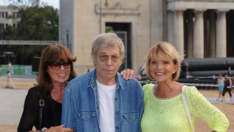 Regisseurin May Spils (links), die Schauspieler Werner Enke und Uschi Glas 2013 vor der Filmpremiere ihres Films „Zur Sache Schätzchen“ auf dem Königsplatz, wo er Open Air auf großer Leinwand gezeigt wurde. Regisseurin May Spils (links), die Schauspieler Werner Enke und Uschi Glas 2013 vor der Filmpremiere ihres Films „Zur Sache Schätzchen“ auf dem Königsplatz, wo er Open Air auf großer Leinwand gezeigt wurde.