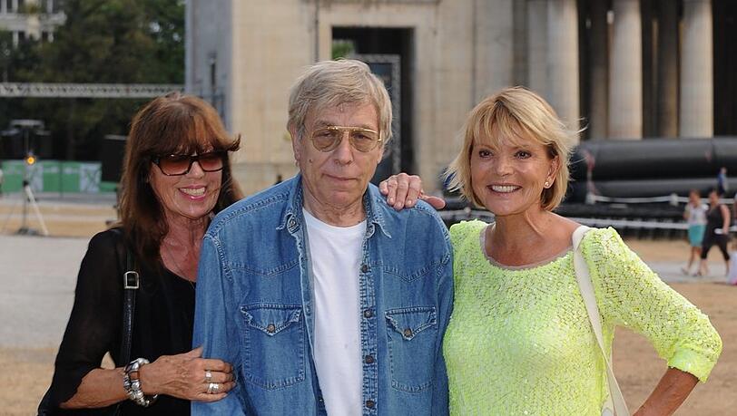 Regisseurin May Spils (l.), Werner Enke und Uschi Glas bei der Open-Air-Premiere ihres Films "Zur Sache, Schätzchen" 2013 auf dem Münchner Königsplatz. Der Film kam ursprünglich 1968 auf die Leinwand. Regisseurin May Spils (l.), Werner Enke und Uschi Glas bei der Open-Air-Premiere ihres Films "Zur Sache, Schätzchen" 2013 auf dem Münchner Königsplatz. Der Film kam ursprünglich 1968 auf die Leinwand.