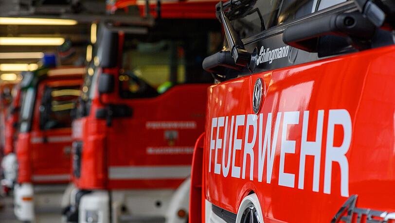 Die Feuerwehr löscht den Waldbrand. (Symbolbild) Die Feuerwehr löscht den Waldbrand. (Symbolbild)