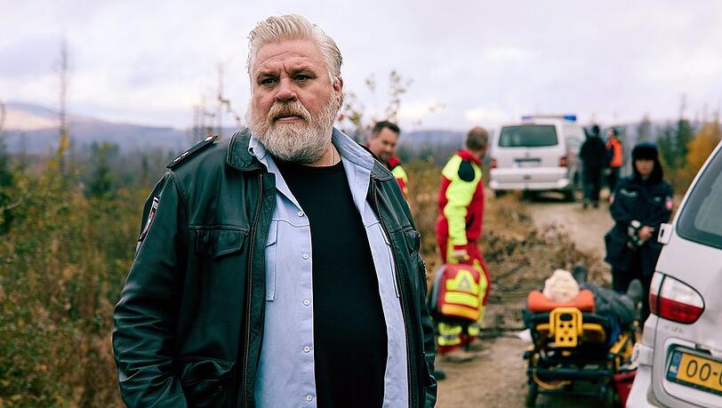"Harter Brocken: Die Versuchung": "Sheriff" Frank Koops (Aljoscha Stadelmann) am Unfallort. "Harter Brocken: Die Versuchung": "Sheriff" Frank Koops (Aljoscha Stadelmann) am Unfallort.
