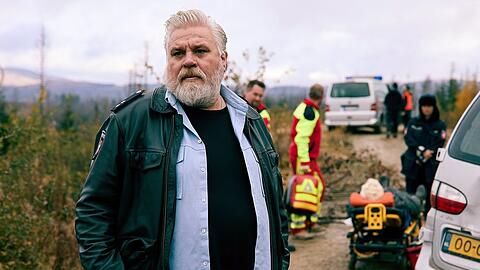 "Harter Brocken: Die Versuchung": "Sheriff" Frank Koops (Aljoscha Stadelmann) am Unfallort.