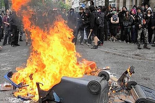 Gepackt von purer Zerstörungswut, verwüstete der Mob die Straßenkreuzung Adam-Klein- und Glockendonstraße in Gostenhof. Anwohner und friedliche Demo-Teilnehmer mussten hilfl- und fassungslos zusehen.