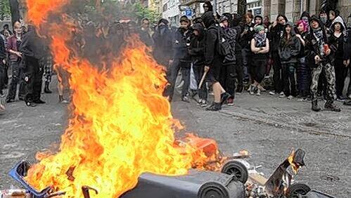 Gepackt von purer Zerstörungswut, verwüstete der Mob die Straßenkreuzung Adam-Klein- und Glockendonstraße in Gostenhof. Anwohner und friedliche Demo-Teilnehmer mussten hilfl- und fassungslos zusehen. Gepackt von purer Zerstörungswut, verwüstete der Mob die Straßenkreuzung Adam-Klein- und Glockendonstraße in Gostenhof. Anwohner und friedliche Demo-Teilnehmer mussten hilfl- und fassungslos zusehen.