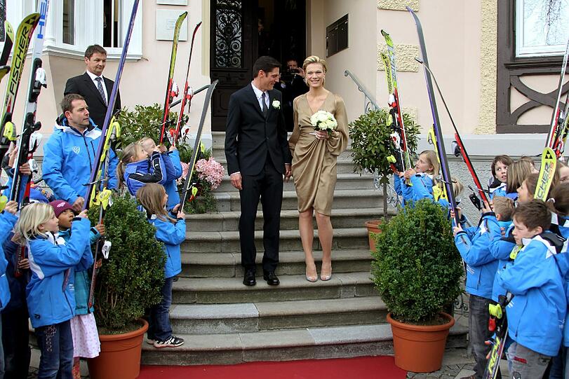 Maria Riesch: Standesamtliche Trauung in der goldenen Robe. Der Ski-Star hat in Partenkirchen den Manager Marcus Höfl geheiratet.