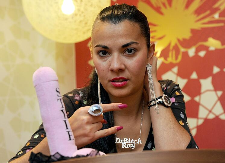 Plüsch-Penis in rosa: Lady Bitch Ray ist wieder da...
