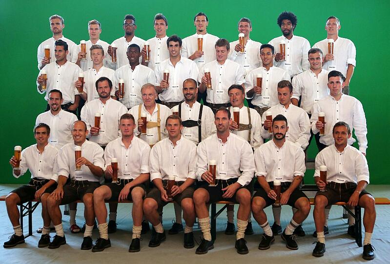 Wirklich Fesch! Mannschaftsfoto in Tracht.