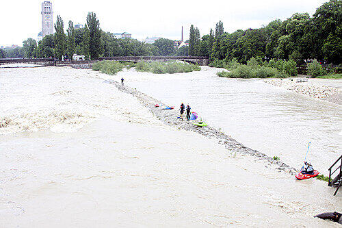 Die Isar wird zum reißenden Fluß.