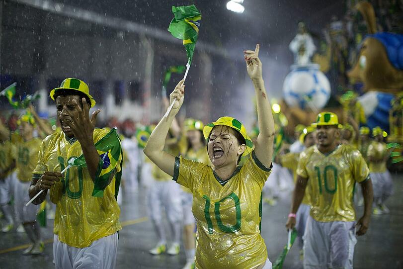 Ziemlich bunt, ziemlich heiß und ziemlich nackt: Beim Sambodromo tobt der brasilianische Karneval bei Temperaturen von über 30 Grad. Die Bilder.