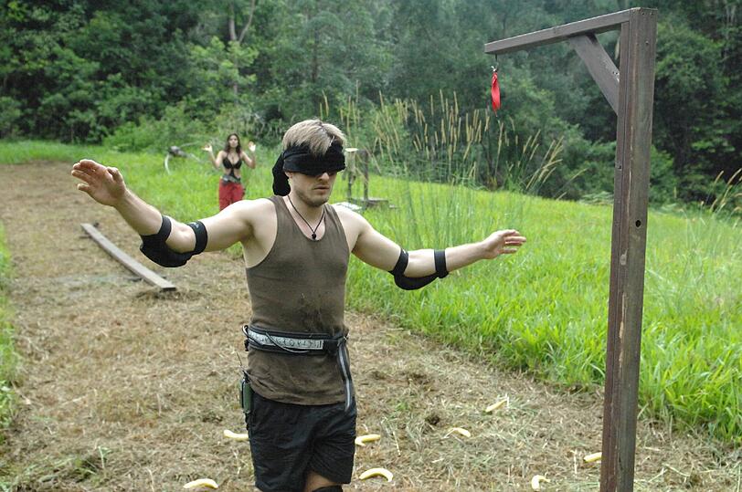 Der ahnungslose Jörn wird mit verbundenen Augen von Tanja mit Anweisungen durch einen imaginären Parkour dirigiert.