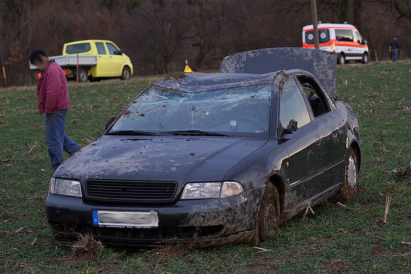Bei Sillersdorf hat sich ein betrunkener Mann mit seinem Audi überschlagen. Die Bilder von der Unfallstelle.