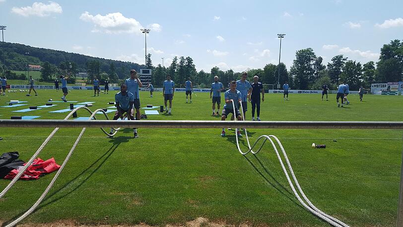 Die Löwen schwitzen in Bad Waltersdorf: die ersten Fotos von 1860-Trainer Kosta Runjaic und seinem Team im Trainingslager - auch Präsident Peter Cassalette ist mit seinem Vize Heinz Schmidt in der Steiermark eingetroffen.