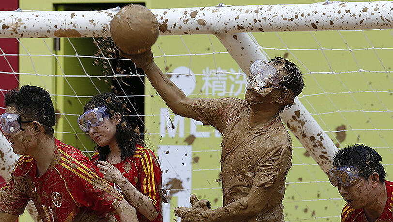 Schlammschlacht: 32 Teams kämpfen in Peking beim "Swamp Soccer China" um den Titel. Schlammschlacht: 32 Teams kämpfen in Peking beim "Swamp Soccer China" um den Titel.