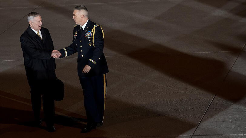 US-Verteidigungsminister James Mattis (l) wird am Flughafen in München von Verteidigungsattaché Terry Anderson begrüßt. Mattis nimmt an der Münchner Sicherheitskonferenz teil.