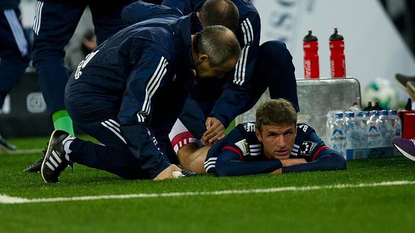 Thomas Müller: Der Weltmeister muss aktuell noch mit einem Muskelfaserriss im rechten hinteren Oberschenkel passen. Eine weitere Muskelverletzung also. Den 28-Jährigen schnellst möglich fit zu bekommen, wird die Aufgabe des Neuen sein. Und die Kompensation des Trainings sowie die ideale Behandlung der Spieler nach demselben.