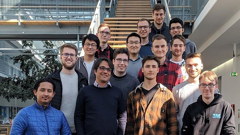 Das &bdquo;Game of Thrones&ldquo;-Projektteam, eine Gruppe von 14 Studierenden der TUM Informatik und ihrem Mentor, Guy Yachdav (Mitte, links), der das Projekt got.show entwickelt hat.