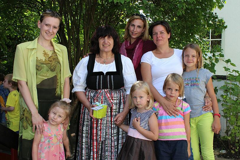 Ihr Kindergarten feiert Geburtstag: Maria Roth (Mitte) mit ihren Mitarbeiterinnen im Montessori-Kindergarten in der Lerchenau.