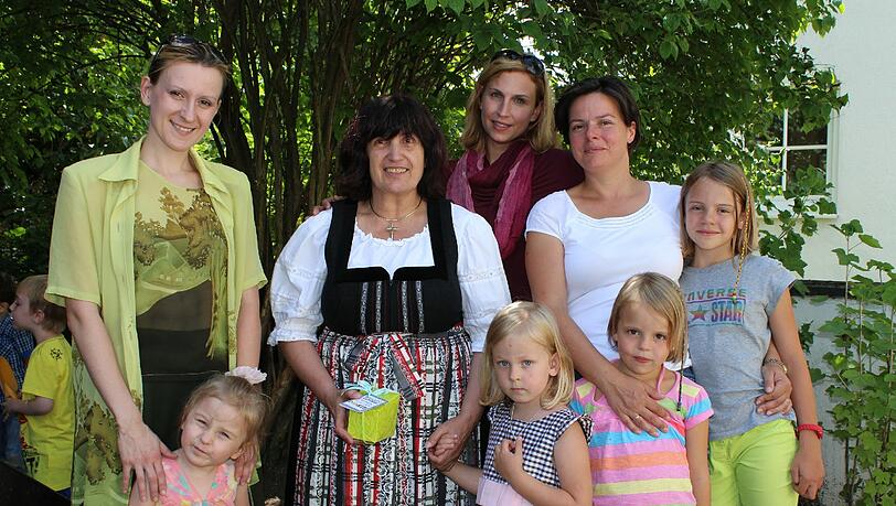 Ihr Kindergarten feiert Geburtstag: Maria Roth (Mitte) mit ihren Mitarbeiterinnen im Montessori-Kindergarten in der Lerchenau. Ihr Kindergarten feiert Geburtstag: Maria Roth (Mitte) mit ihren Mitarbeiterinnen im Montessori-Kindergarten in der Lerchenau.