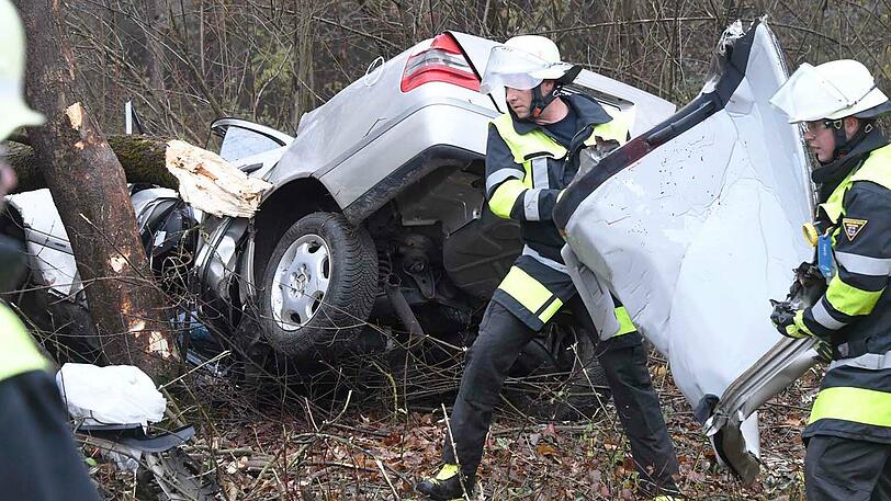 Bilder vom Unfallort: Der Merecedes ist vollkommen demoliert, die Feuerwehr konnte nur noch die Leiche des Fahrers bergen.