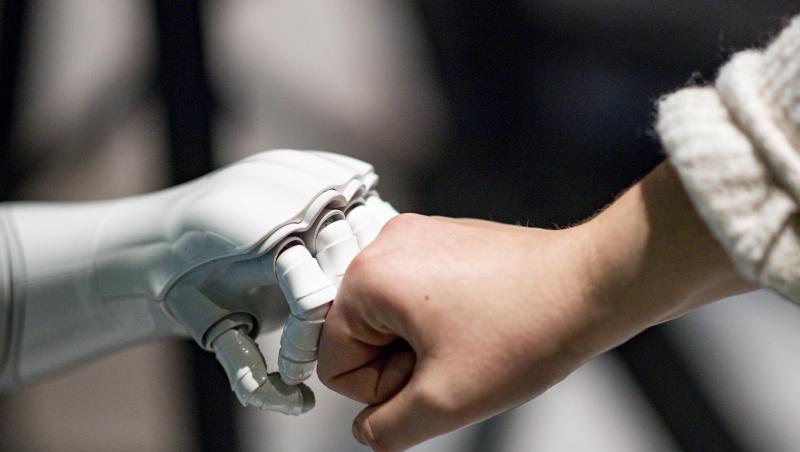 Ein Roboter interagiert mit einer Frau. Foto: Axel Heimken/dpa/Archivbild Ein Roboter interagiert mit einer Frau. Foto: Axel Heimken/dpa/Archivbild