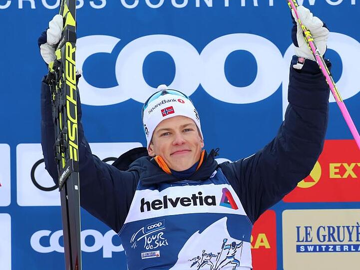 Johannes Hoesflot Klaebo aus Norwegen steht bei der Siegerehrung auf dem Podium. Foto: Karl-Josef Hildenbrand
