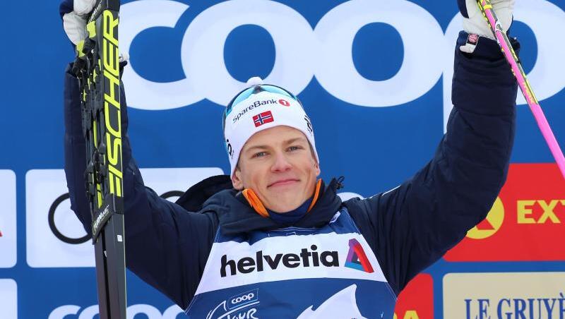 Johannes Hoesflot Klaebo aus Norwegen steht bei der Siegerehrung auf dem Podium. Foto: Karl-Josef Hildenbrand Johannes Hoesflot Klaebo aus Norwegen steht bei der Siegerehrung auf dem Podium. Foto: Karl-Josef Hildenbrand