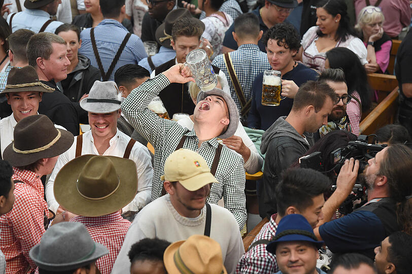 Die besten Bilder vom ersten Wiesn-Tag 2022.