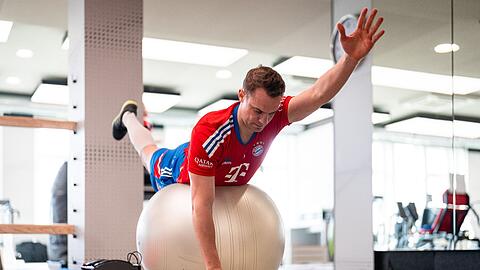 Manuel Neuer bei Cardio-Übungen im Fitnessraum des deutschen Rekordmeisters FC Bayern München.