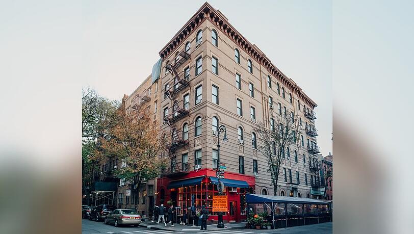Das berühmte Gebäude in der 90 Bedford Street im Greenwich Village ist Anlaufstation für viele "Friends"-Fans, die um Matthew Perry trauern.