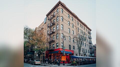 Das berühmte Gebäude in der 90 Bedford Street im Greenwich Village ist Anlaufstation für viele "Friends"-Fans, die um Matthew Perry trauern.