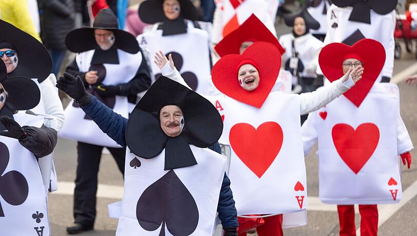 Mit fantasievollen Kost&uuml;men beteiligten sich die Menschen am W&uuml;rzburger Faschingsumzug.