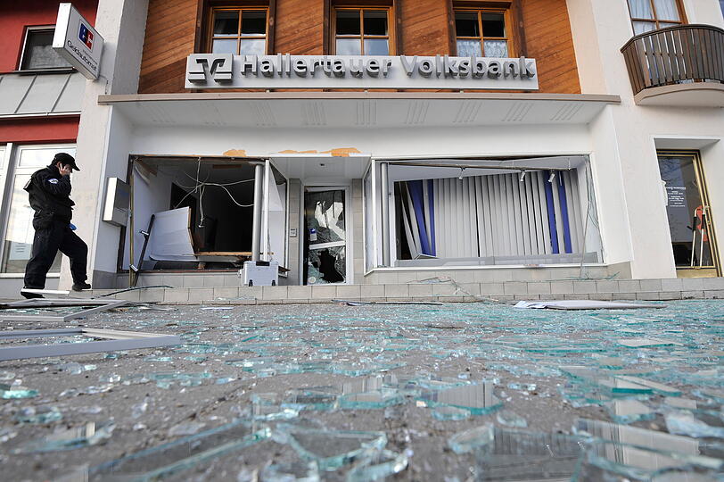 Ermittler des bayerischen Landeskriminalamts (LKA) untersuchen in Poernbach Spuren vor einer Bankfiliale, die am fruehen Morgen von unbekannten Taetern gesprengt wurde.