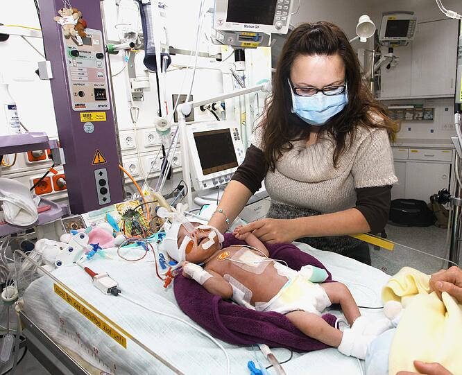 Erst zwei Mal durfte die junge Mutter ihr Baby im Arm halten.