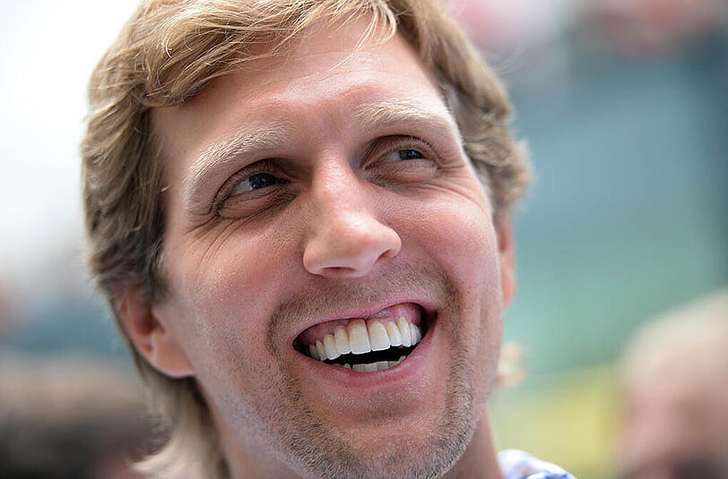 Nur sieben Spieler haben es in der Geschichte der NBA bislang geschafft, 28 000 oder mehr Punkte zu erzielen. Mit dabei. Der deutsche NBA-Star Dirk Nowitzki.