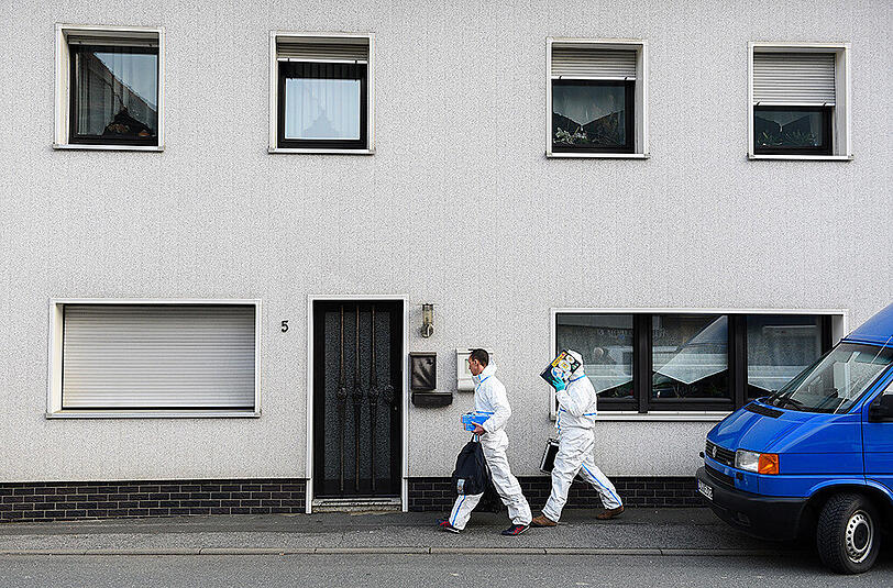 Die Ermittlungen dauern weiter an. Noch immer suchen die Ermittler nach der früheren Bewohnerin (45) des Hauses.