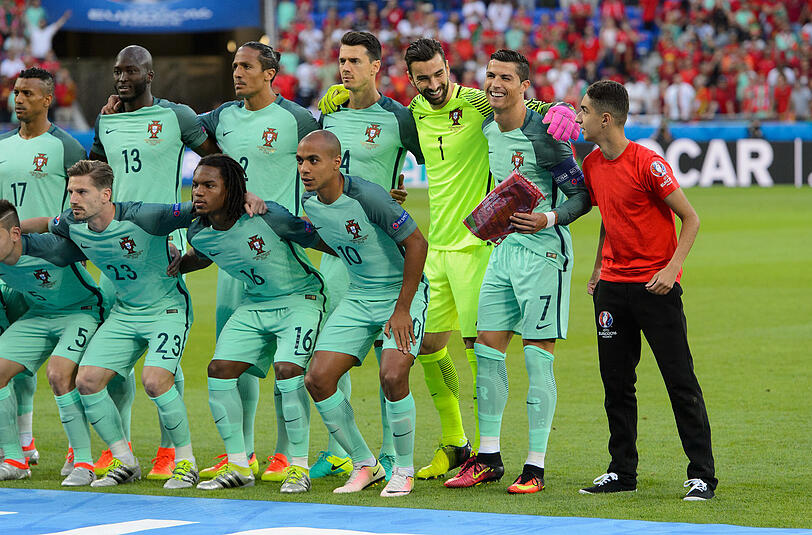 Ein Jugendlicher schmuggelte sich auf das offizielle Teambild der portugiesischen Nationalmannschaft vor dem EM-Halbfinale gegen Wales. Superstar Ronaldo hatte seine sichtliche Freude daran.