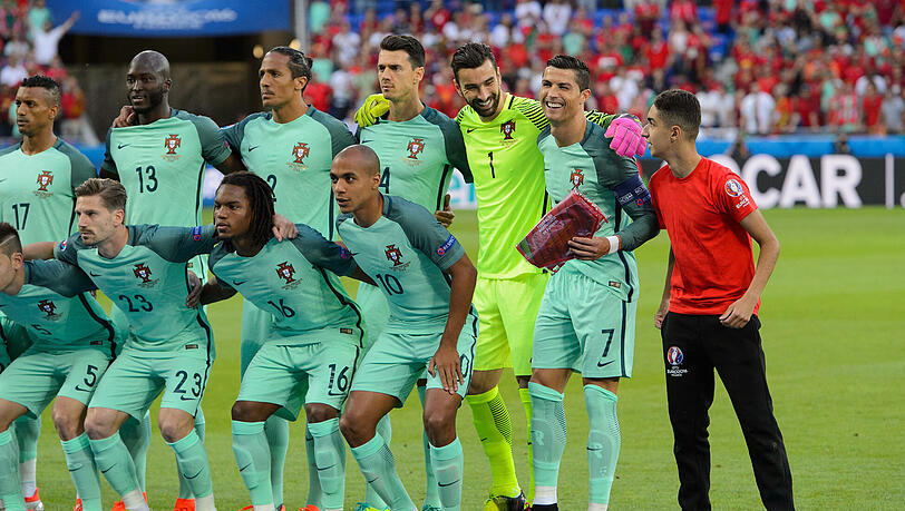 Ein Jugendlicher schmuggelte sich auf das offizielle Teambild der portugiesischen Nationalmannschaft vor dem EM-Halbfinale gegen Wales. Superstar Ronaldo hatte seine sichtliche Freude daran. Ein Jugendlicher schmuggelte sich auf das offizielle Teambild der portugiesischen Nationalmannschaft vor dem EM-Halbfinale gegen Wales. Superstar Ronaldo hatte seine sichtliche Freude daran.