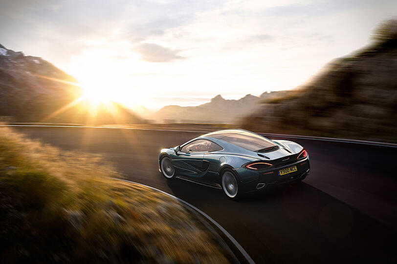 Einfach dem Sonnenuntergang entgegenfahren: Mit der "Komfort-Variante" 570GT unter den McLaren-Modellen sind auch längere Touren keine Tortur, sondern die reine Freude.