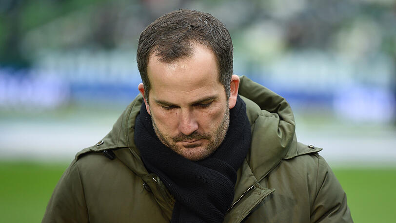 Muss auf viele Spieler verzichten: Augsburg-Trainer Manuel Baum. Muss auf viele Spieler verzichten: Augsburg-Trainer Manuel Baum.